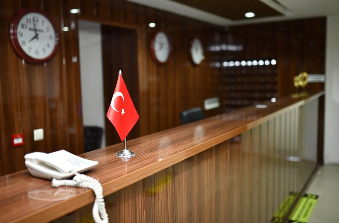 MÜKEMMEL RESEPSİYON HİZMETİNİN SIRLARI: YAPILMASI VE KAÇINILMASI GEREKENLER